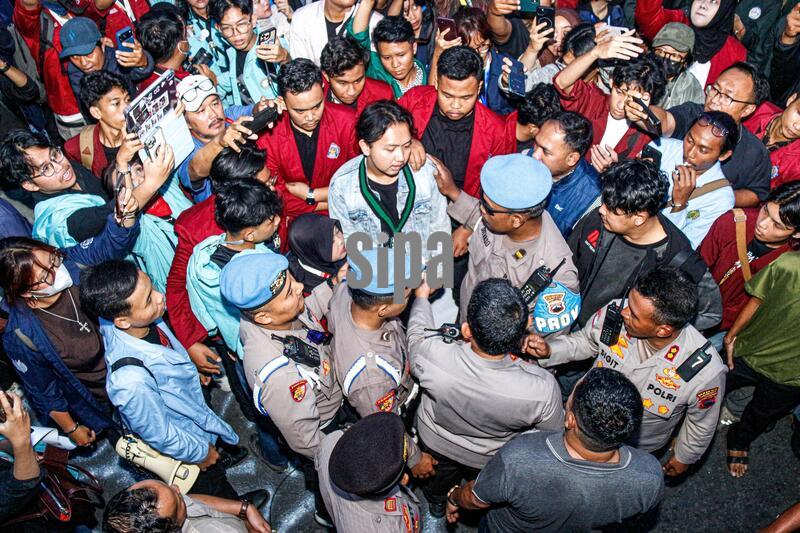 Student Demonstration in the Greater Solo Area at the Surakarta Regional Legislative Council