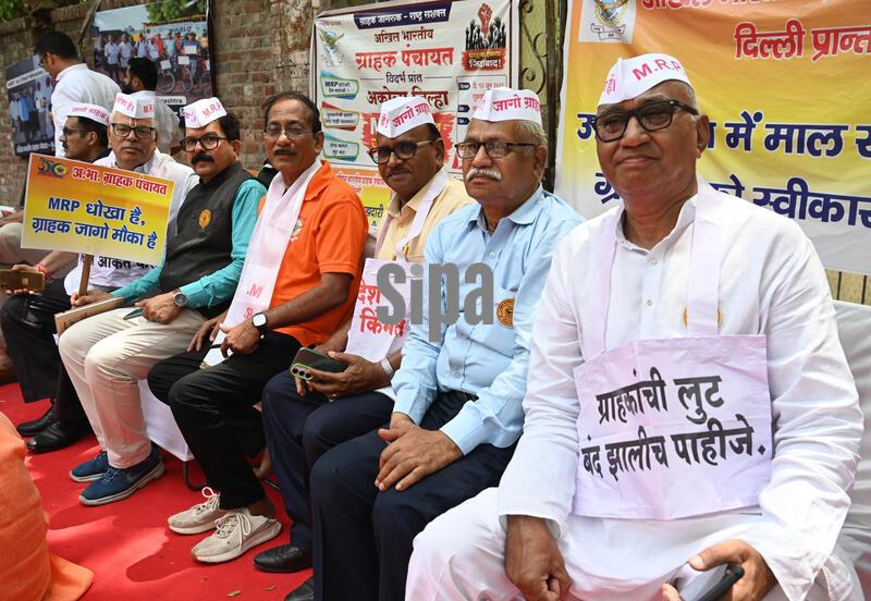 India: All India Consumer Panchayat Stage Protest At Jantar Mantar Against MRP System