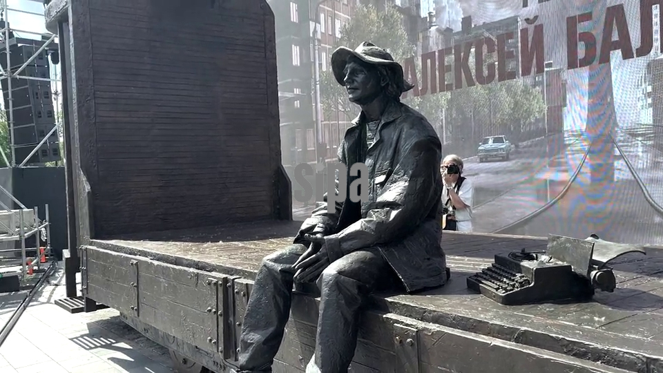 Russia: Monument to filmmaker Balabanov unveiled in Yekaterinburg, Russia