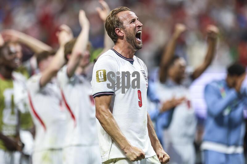England forward Harry Kane (9) celebrates with the fans after a 2-1 win during the 2026 FIFA World Cup Round of 32 match between England and DR Congo at Atlanta Stadium in Atlanta, Georgia on July 1, 2026. (Photo by Kindell Buchanan/Sipa USA)