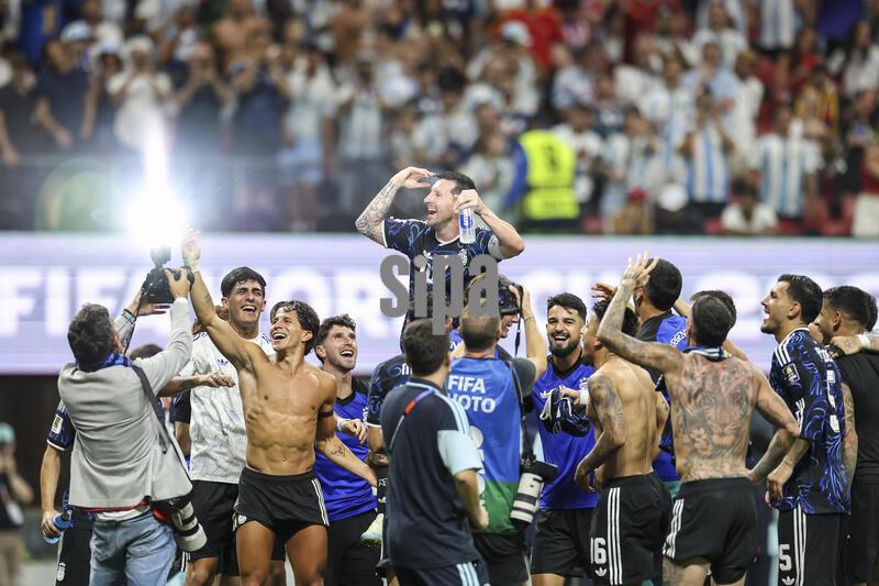 Team Argentina lifts up Argentina forward Lionel Messi (10) after the 2-1 win against England in the 2026 FIFA World Cup Semifinal match at Atlanta Stadium in Atlanta, Georgia on July 15, 2026. (Photo by Kindell Buchanan/Sipa USA)