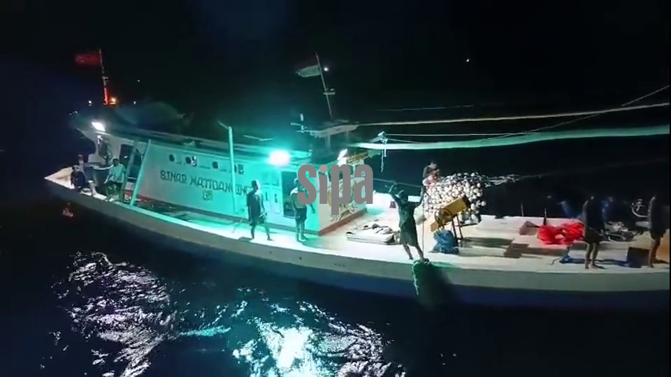 Indonesia: 5 survivors of sunken Indonesian boat found after 4 days at sea