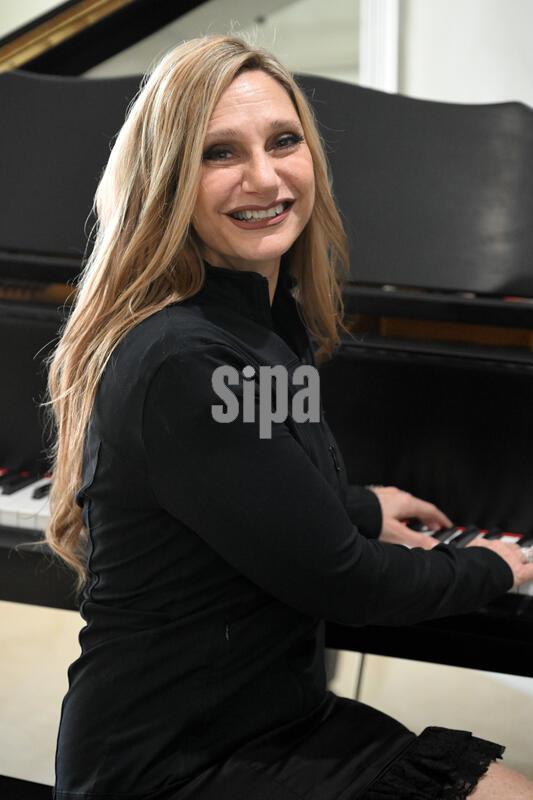 Award Winning Singer-Songwriter Beth Cohen