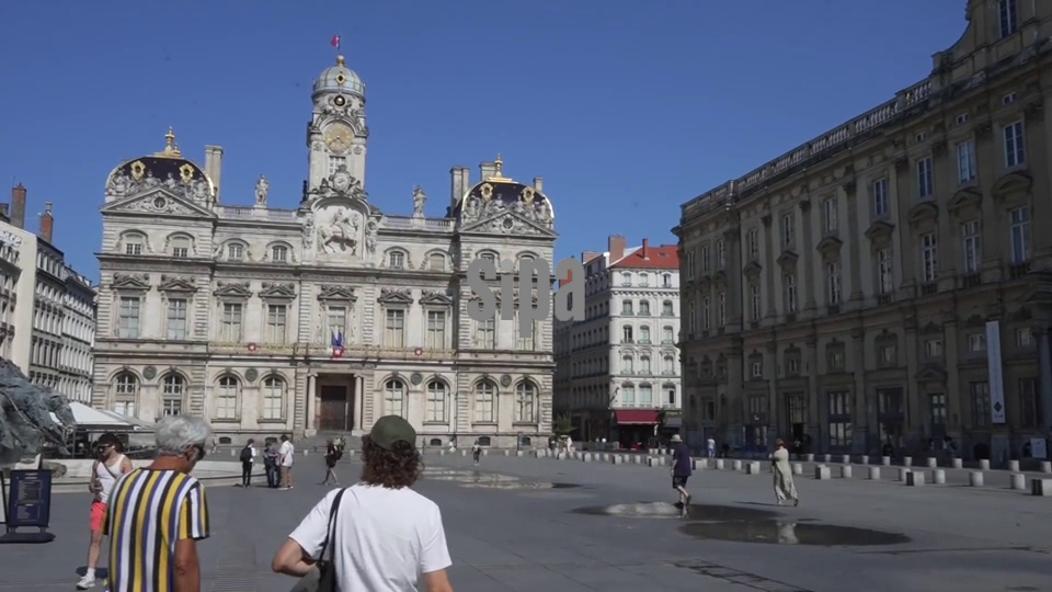 France: Lyon seeks shade as France endures summer heatwave