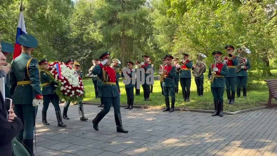 Russia: Wreath laying ceremony at memorial obelisk to those killed in WWI