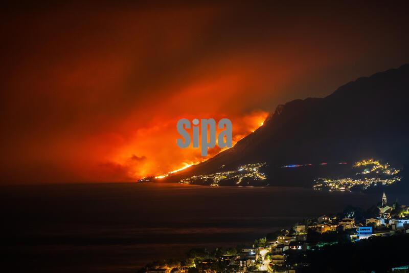 (260814) -- OMIS, Aug. 14, 2026 (Xinhua) -- This photo taken on Aug. 13, 2026 shows a massive wildfire near the coastal town of Omis, Croatia.
  At least 1,000 residents and tourists have been evacuated after a massive wildfire spread into the coastal town of Omis in southern Croatia, local media reported early Friday. (Zvonimir Barisin/PIXSELL via Xinhua) (Photo by Xinhua/Sipa USA)