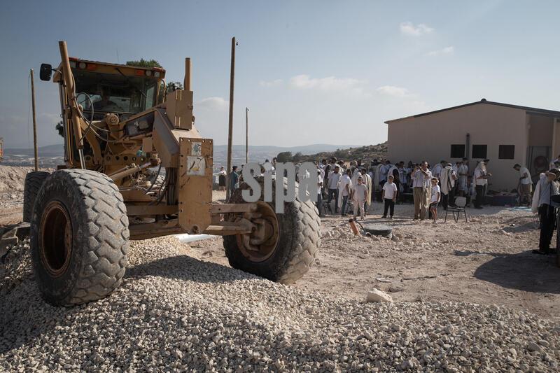 (260814) -- JERUSALEM, Aug. 14, 2026 (Xinhua) -- A construction vehicle operates in the West Bank settlement of Ganim on Aug. 13, 2026.
  Four settlements in the West Bank, including Ganim, were evacuated in 2005 as part of Israel's "Disengagement Plan". The Ganim settlement has now been re-established, 21 years after its evacuation. (Xinhua/Chen Junqing) (Photo by Xinhua/Sipa USA)
