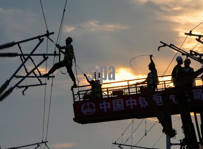 (260821) --CHENGDU, Aug. 21, 2026 (Xinhua) -- Constructors install overhead contact wires along the Jianzhou-Lezhi section of the Chengdu-Chongqing Central Line High-Speed Railway, southwest China's Sichuan Province, Aug. 20, 2026. The Chengdu-Chongqing Central Line High-Speed Railway will cover 292 kilometers with a designated speed of 350 km per hour upon completion. (Xinhua/Wang Xi) (Photo by Xinhua/Sipa USA)