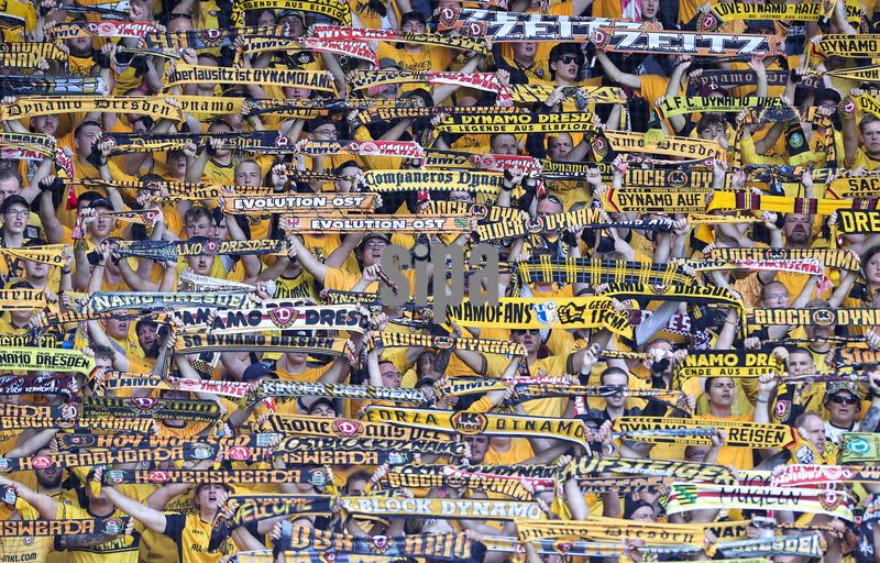 firo , 23.08.2026 Football, Soccer, DFB Cup Season 2026/2027 1st Round Westfalia Rhynern - Dynamo Dresden 0:6 Fans supporters of Dynamo Dresden Hinterleger Schal Fans supporters of Dynamo Dresden (c) WORLDRIGHTS !!! Our terms and (Photo by picture alliance / firo Sportphoto/Sipa USA)