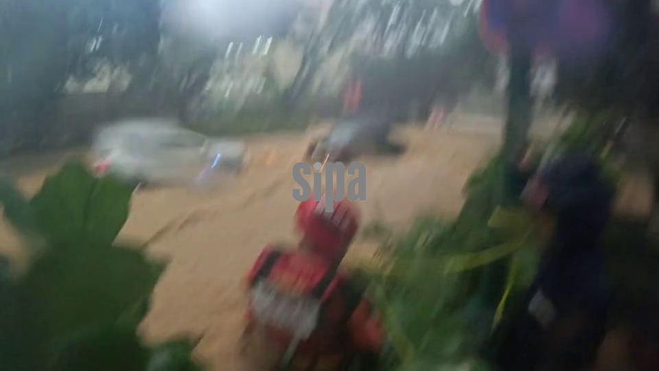 China: Man Rescued From Flooded Car in Wuzhishan