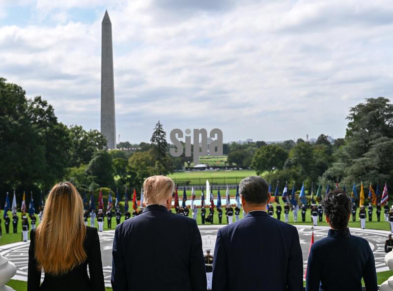 United States President Donald J Trump, first lady Melania Trump, President Xi Jinping, of The People’s Republic of China, and Madame Peng Liyuan participate in a Silent Drill Platoon Review on the South Portico of the White House in Washington, DC, USA, during a State Visit on Thursday, September 24, 2026.  
Credit: Annabelle Gordon/Pool/Sipa USA