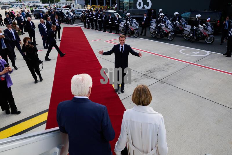 09 October 2026, France, Bordeaux: German President Frank-Walter Steinmeier and his wife, Elke Büdenbender, are welcomed at Bordeaux Airport by Emmanuel Macron, President of France. President Steinmeier and his wife are in France for a two-day state visit. They are accompanied by a business delegation and several federal ministers and state premiers. Photo: Bernd von Jutrczenka/dpa/Sipa USA