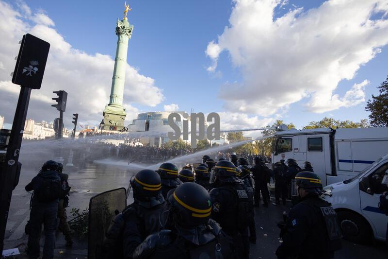 Police forces using water cannon. Clash between high-school students and policemen during high-school students demonstration at Place de la Bastille, in Paris, France on October 8, 2026, as part of a nationwide protest movement over learning conditions. Since late September, pupils have barred the entrances to hundreds of schools, complaining of teacher absences, overloaded timetables, dilapidated classrooms and buildings ill-adapted to rising temperatures, among other grievances. Photo by Raphael Lafargue/Abaca/Sipa USA