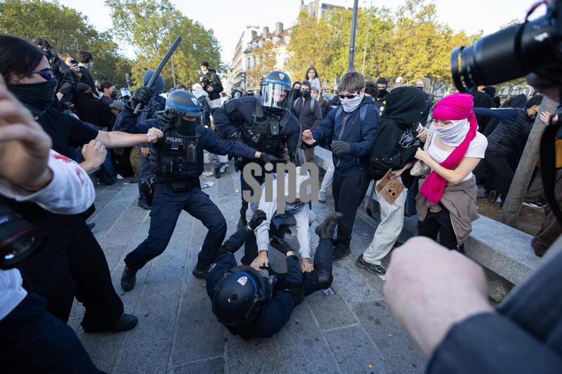 Clash between high-school students and policemen during high-school students demonstration at Place de la Bastille, in Paris, France on October 8, 2026, as part of a nationwide protest movement over learning conditions. Since late September, pupils have barred the entrances to hundreds of schools, complaining of teacher absences, overloaded timetables, dilapidated classrooms and buildings ill-adapted to rising temperatures, among other grievances. Photo by Raphael Lafargue/Abaca/Sipa USA