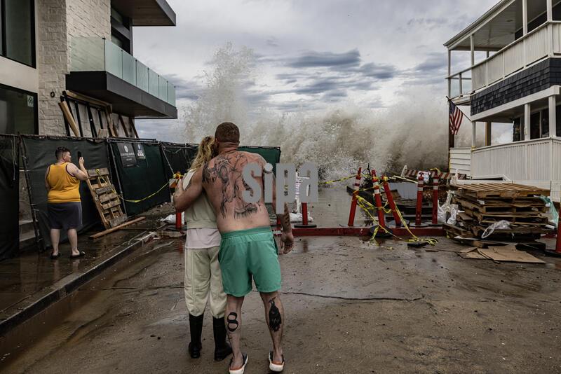 Powerful surf and high tides battered the Long Beach Peninsula, damaging several beachfront homes. Some houses have been red-tagged because of damage caused by the pounding waves.
Even more high surf is forecast along Southern California’s coastline over the next several days as a hurricane churns off the coast of Mexico.
10/09/2026 Long Beach, CA. USA.
(Photo by Ted Soqui/SIPA USA)
