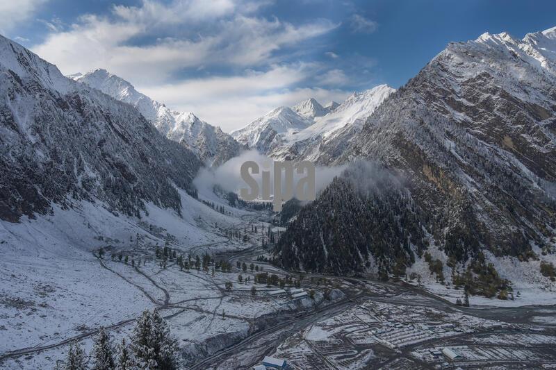 GANDERBAL, INDIA - OCTOBER 15: A view of snow-covered mountain peaks following the season's first snowfall along the high-altitude Zojila Pass on the 434-km Srinagar-Leh National Highway (NH-1) on October 15, 2026 in Ganderbal,India. The early snow spell across the higher reaches of the Greater Himalayas brought a sharp dip in temperatures across the Kashmir Valley and Ladakh region. (Photo by Waseem Andrabi/Hindustan Times/Sipa USA)
