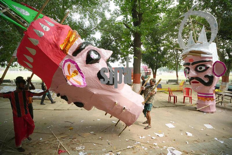 PATNA, INDIA - OCTOBER 13: Craftsmen makes an effigy of demon king Ravana ahead of Dussehra festival at Gandhi Maidan on October 13, 2026 in Patna, India. (Photo by Santosh Kumar/Hindustan Times/Sipa USA ) 