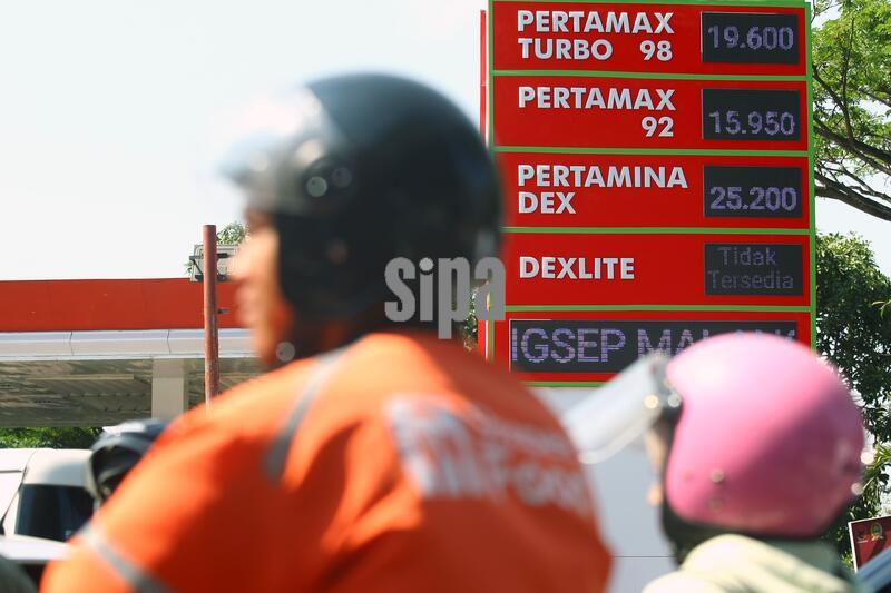 Long Fuel Queues in Malang