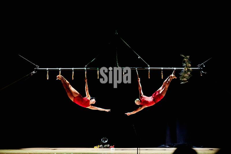 MEXICO CITY, MEXICO, OCTOBER 15, 2026: Colombian company Dúo Réquiem performs “La Carpanta” at the Teatro del Pueblo during the Mayotzincuepa International Circus Festival. The contemporary circus show combines traditional circus techniques with acrobatics and physical storytelling. Photo by Juan Pérez / JNA Press/Sipa USA.