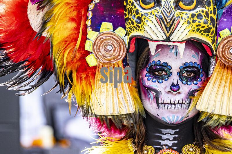 CIDADE DO MeXICO, DF - 29.10.2026: FORMULA 1 MEXICAN GRAND PRIX - MEXICO CITY, MEXICO, OCTOBER 29: A woman dressed as a traditional Catrina stands before an altar with photographs of deceased Formula 1 drivers during a welcome ceremony for the drivers at the Autodromo Hermanos Rodriguez in Mexico City, during the lead-up to the F1 Mexican Grand Prix on October 29, 2026, in Mexico City, Mexico. (Richard Callis/SPP) (Photo by Richard Callis/Fotoarena/Sipa USA)
