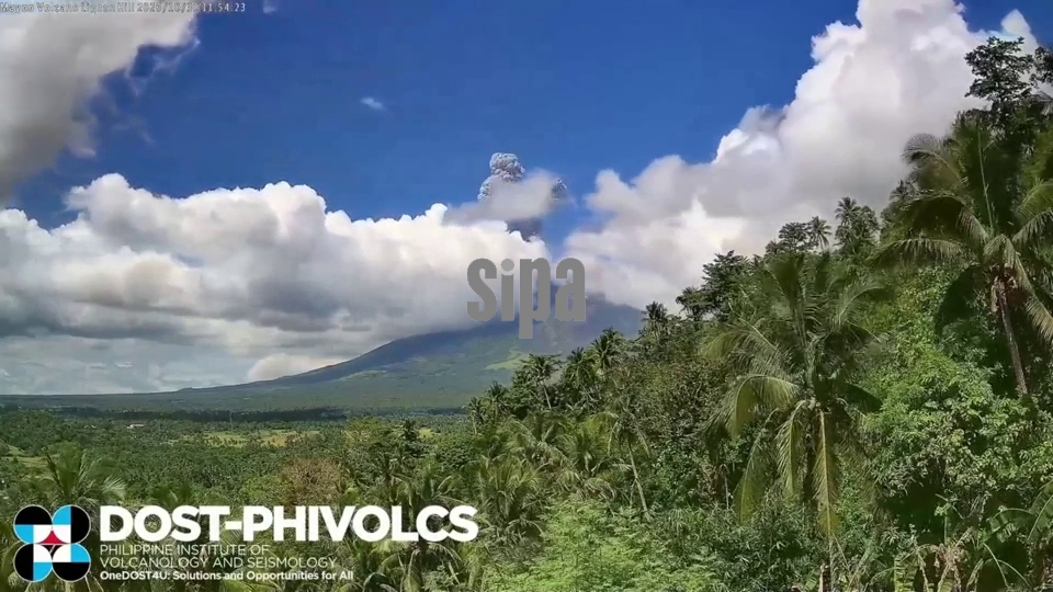 Philippines: Mayon Volcano Erupts in Albay Province