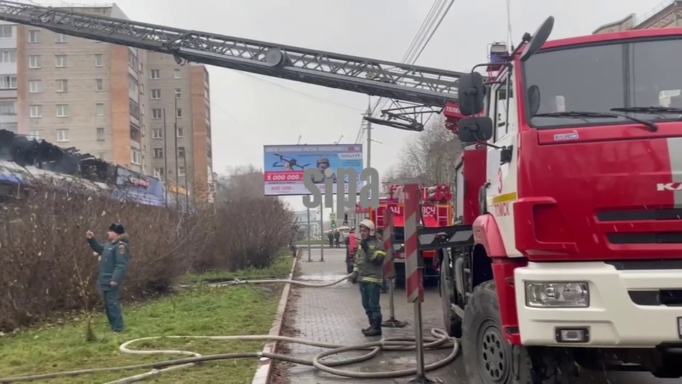 Russia: Fire hits building in Tomsk, Russia