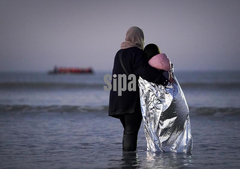 10/30/2026 - A woman comforts a young child as people thought to be migrants attempt to board a small boat off the coast of Hardelot, France, during an attempt to cross the English Channel. Picture date: Friday October 30, 2026. (Photo by Gareth Fuller/PA Images/Alamy Images/Sipa USA) *** US Rights Only ***